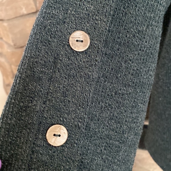 NWT Cure hi-low green sweater with wooden button detail. Size 2XL - Picture 4 of 8